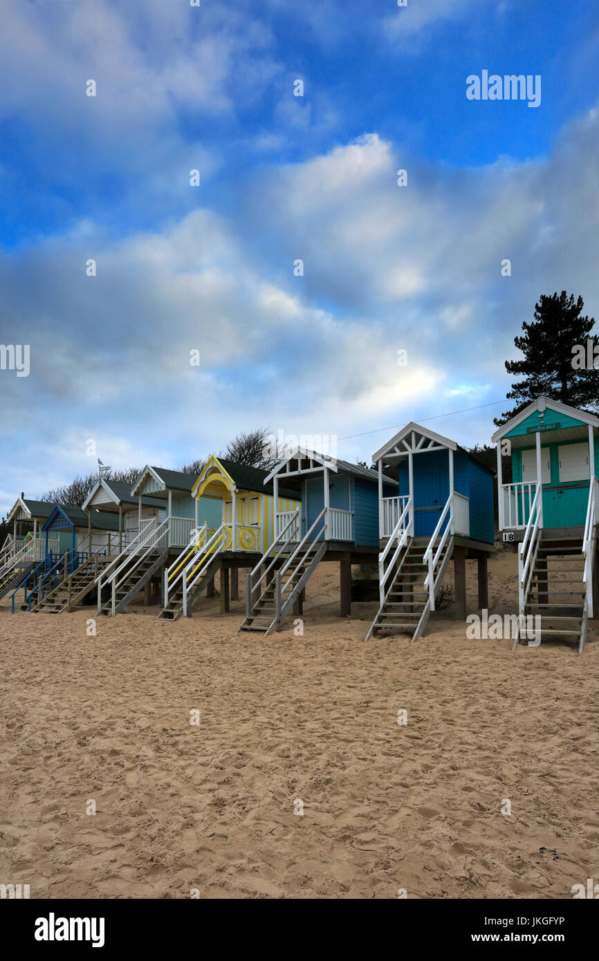 Beachuts colorati sui pozzetti beach, Costa North Norfolk; Inghilterra REGNO UNITO Foto Stock