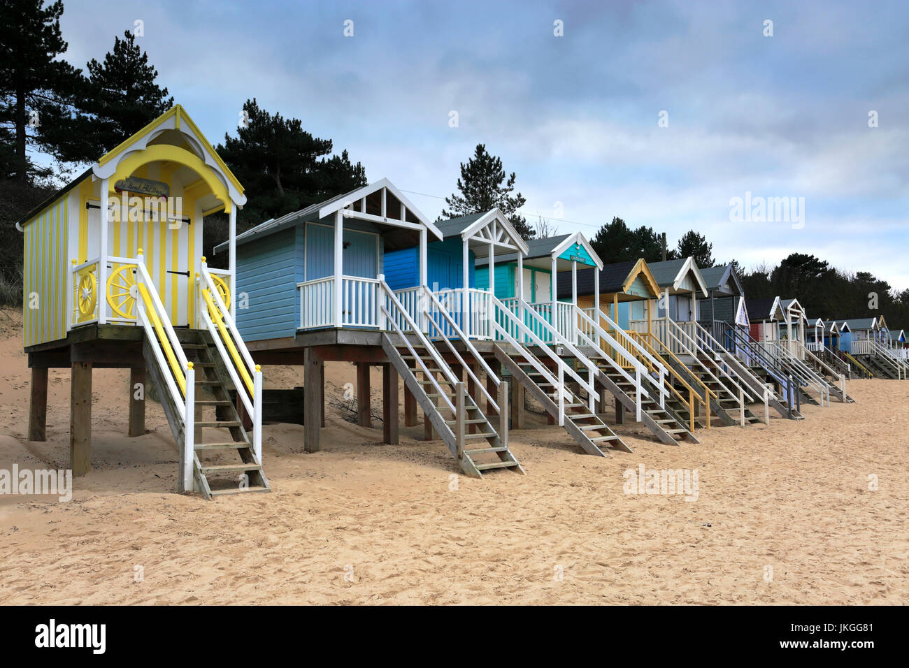 Beachuts colorati sui pozzetti beach, Costa North Norfolk; Inghilterra REGNO UNITO Foto Stock