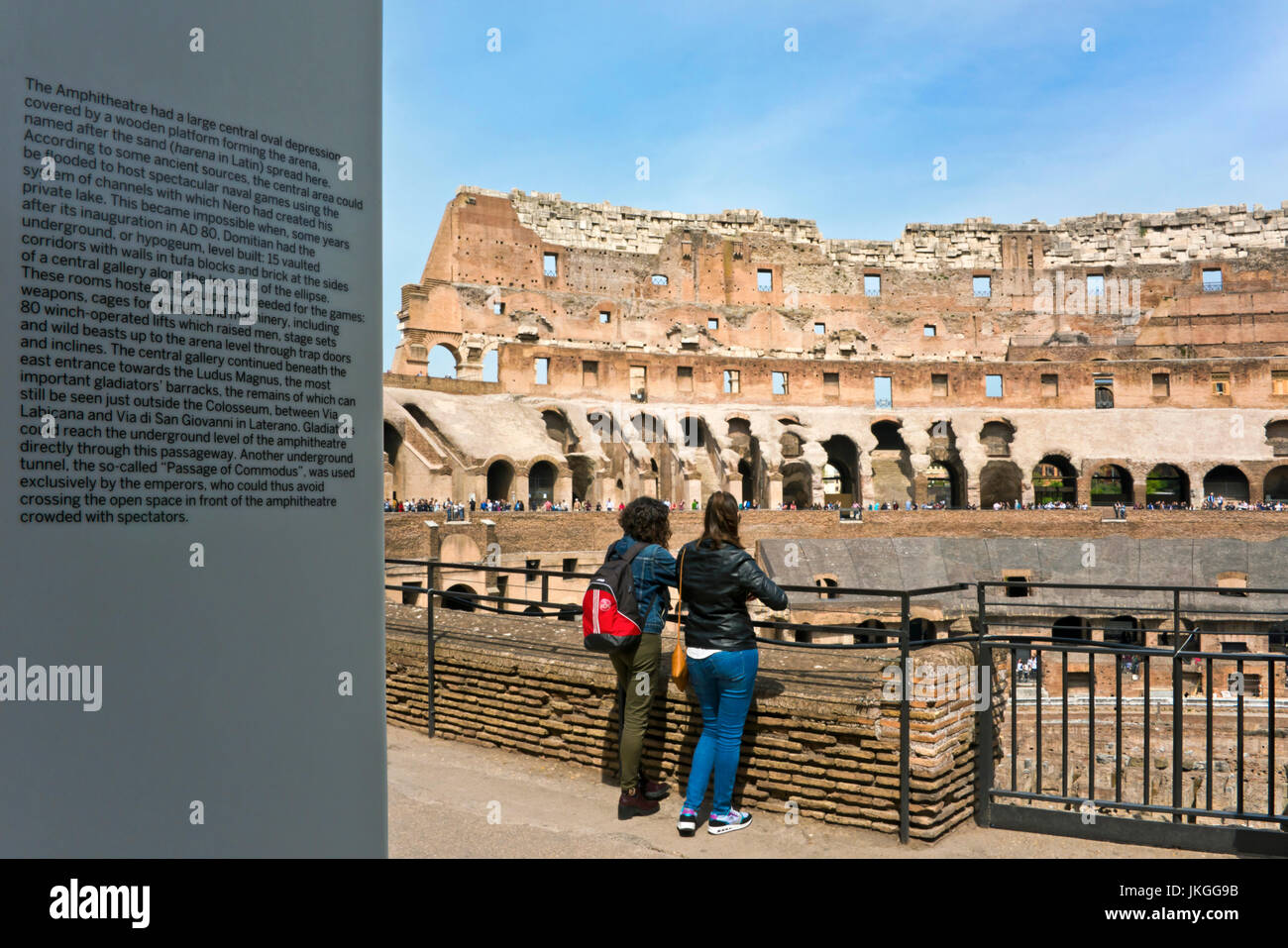 Vista orizzontale all'interno del Colosseo di Roma. Foto Stock