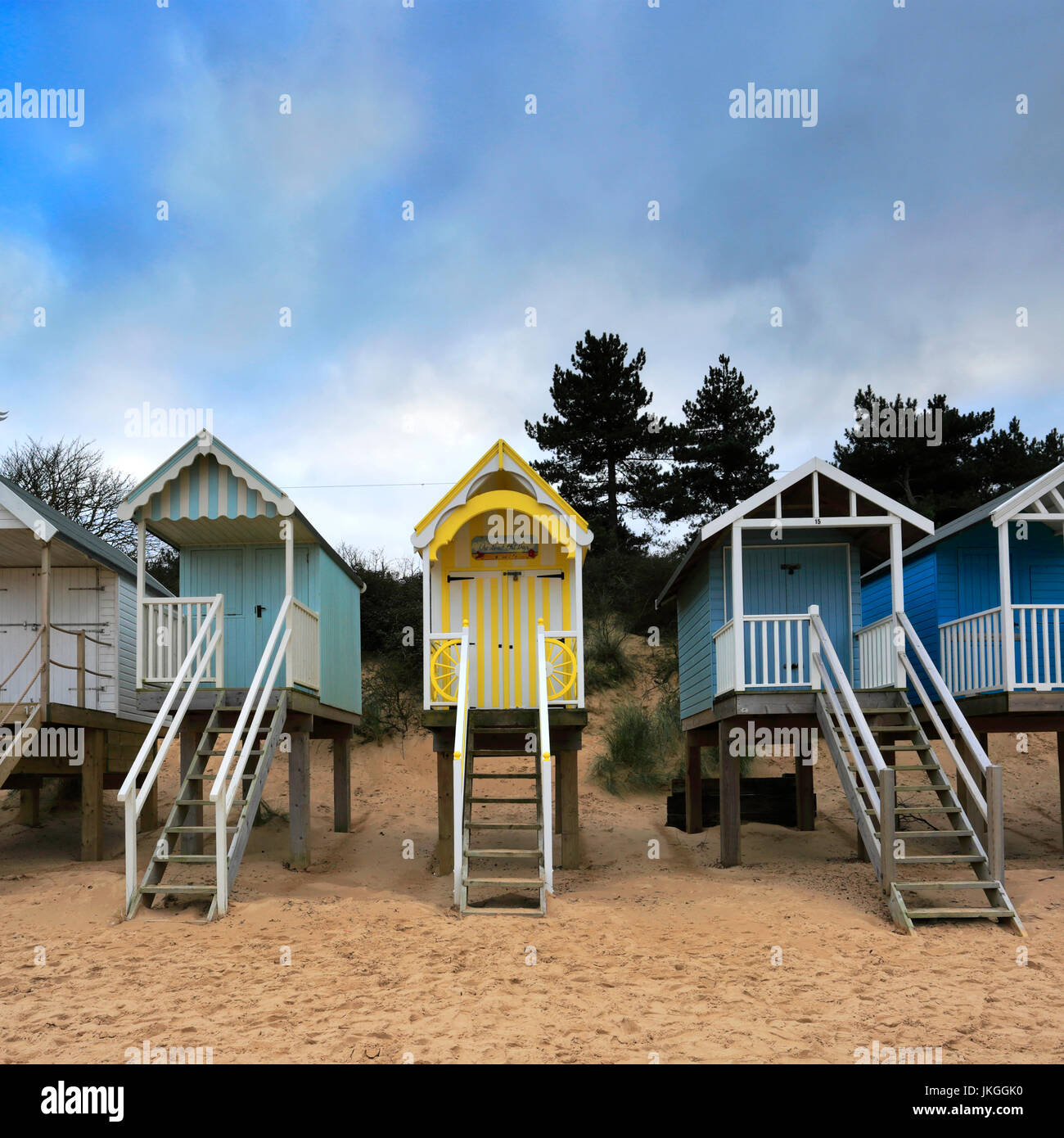 Beachuts colorati sui pozzetti beach, Costa North Norfolk; Inghilterra REGNO UNITO Foto Stock