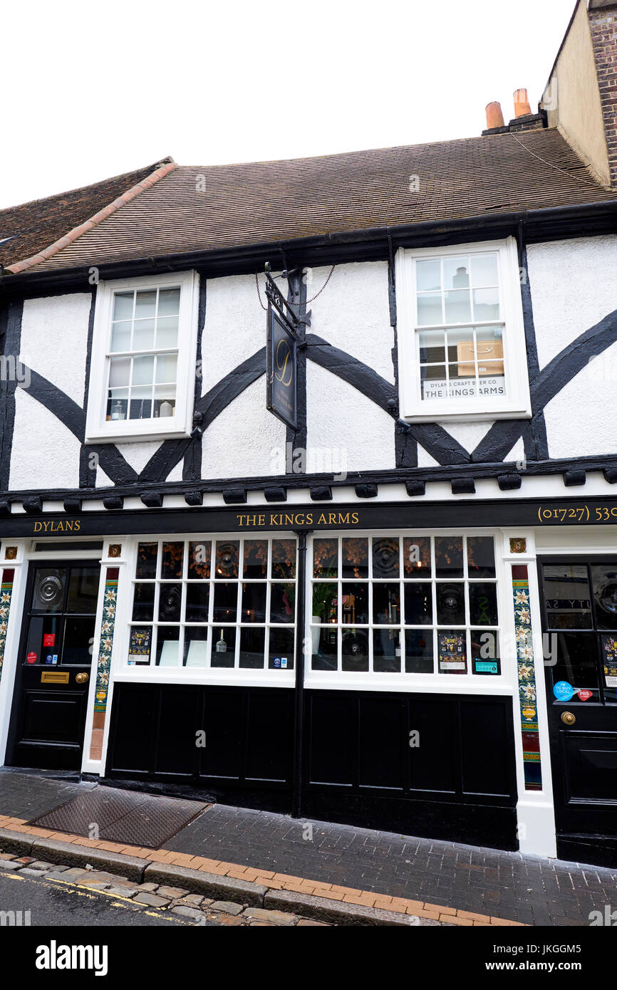 Il Dylans Kings Arms Public House, George Street, St Albans, Hertfordshire, Regno Unito Foto Stock