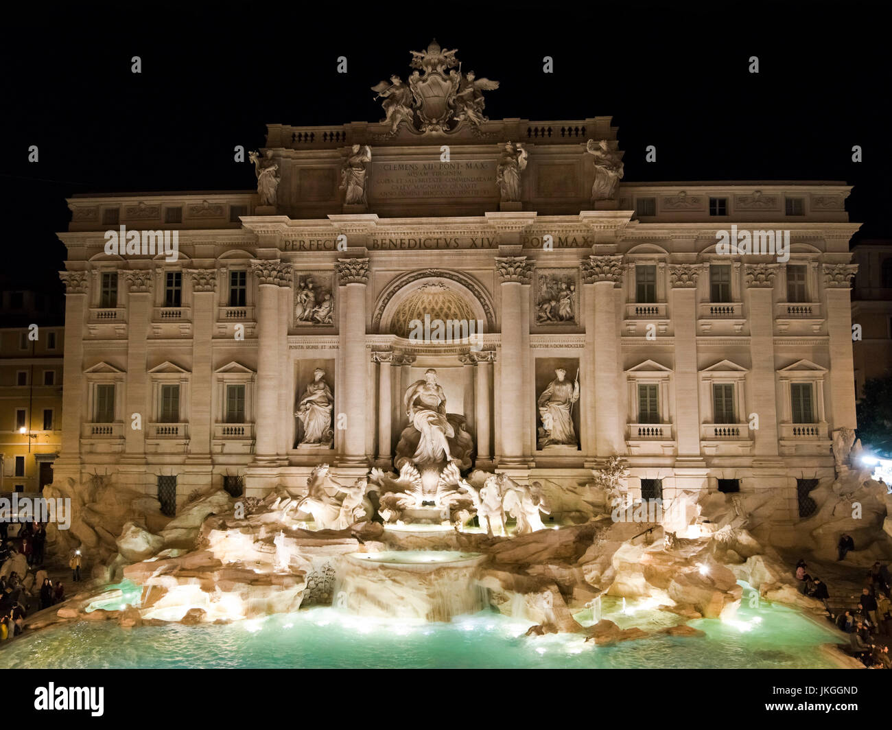 Orizzontale vista notturna della Fontana di Trevi a Roma. Foto Stock