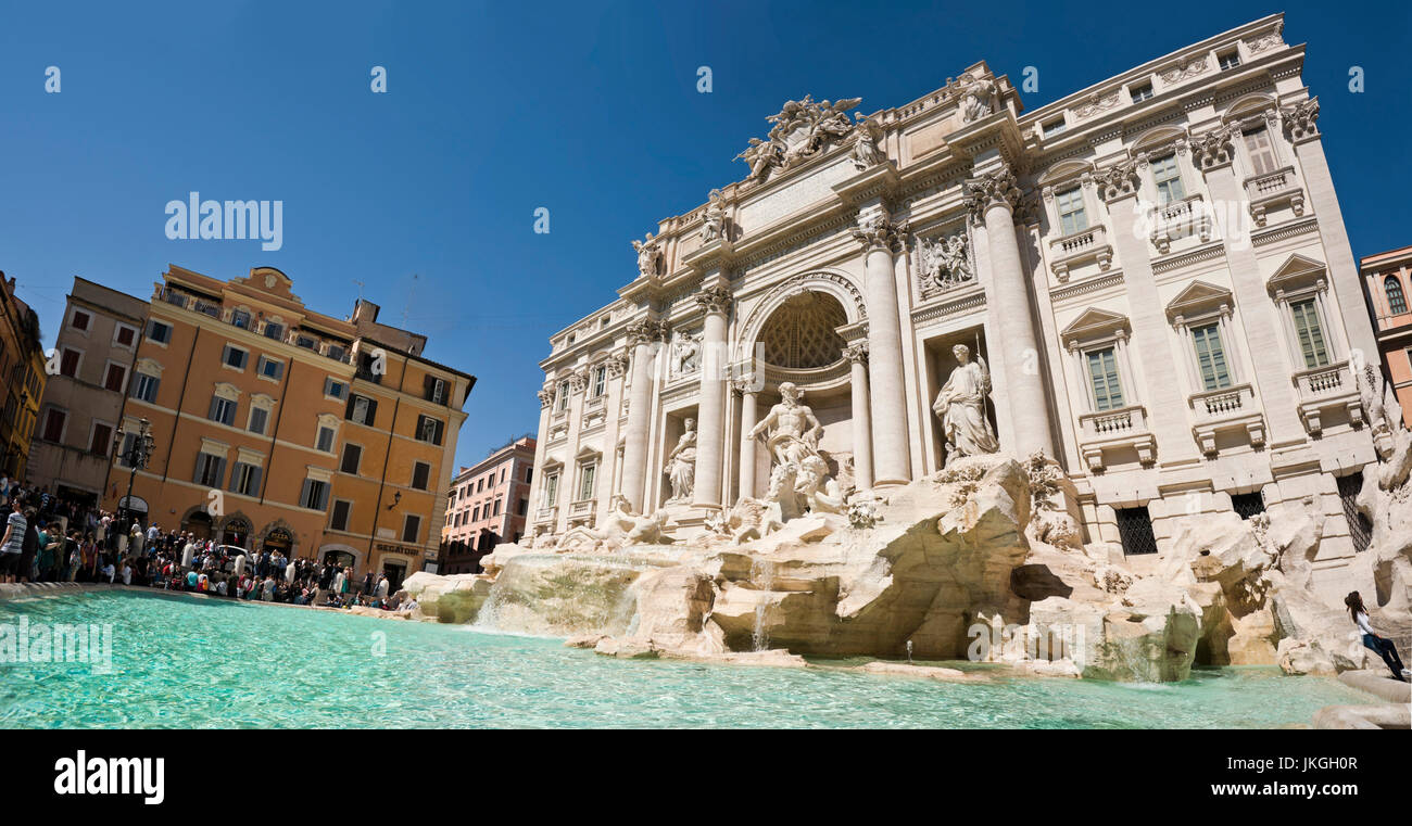 Panoramica orizzontale vista sulla fontana di Trevi a Roma. Foto Stock