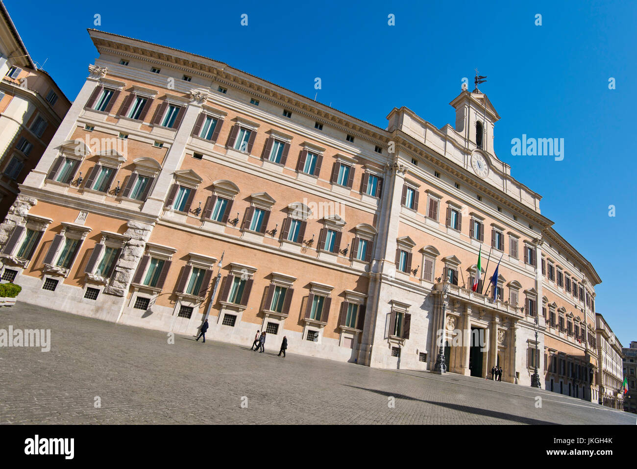 Vista orizzontale della parte anteriore della Camera dei Deputati italiana. Foto Stock