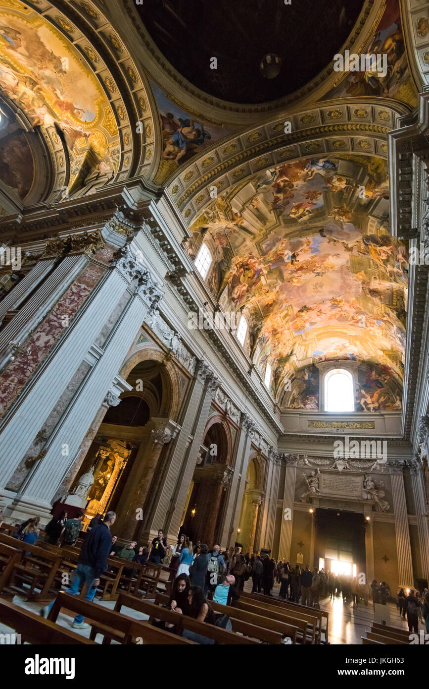 Vista verticale all'interno di Sant'Ignazio chiesa in Roma. Foto Stock