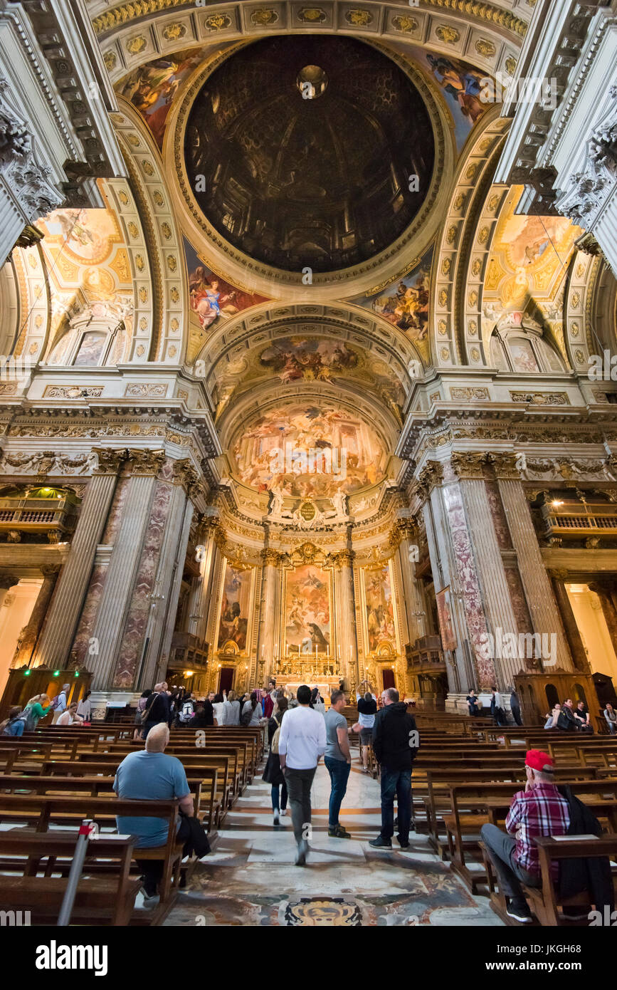 Vista verticale all'interno di Sant'Ignazio chiesa in Roma. Foto Stock