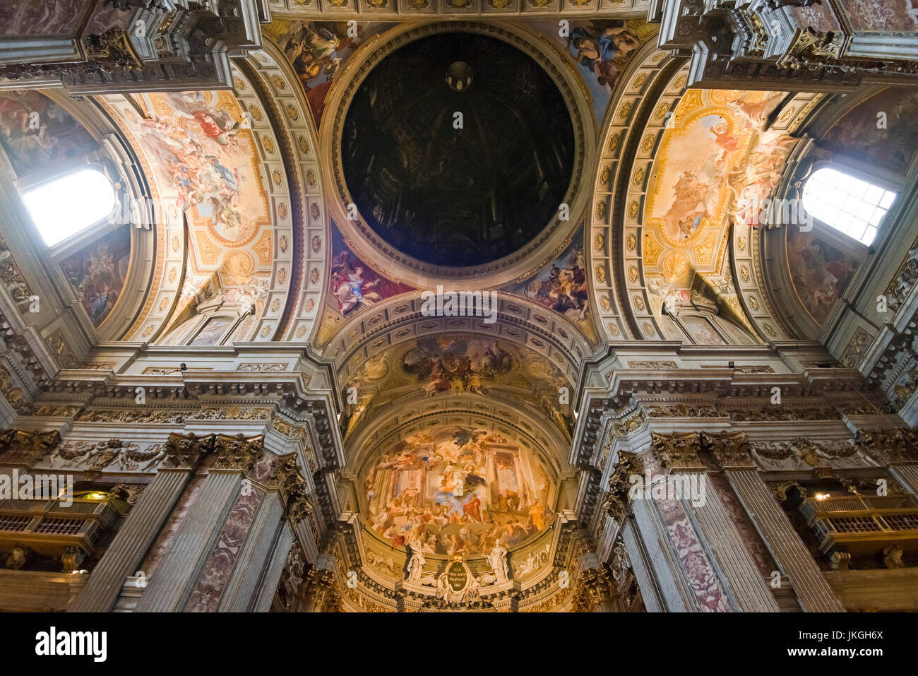 Vista orizzontale del soffitto dipinto e la cupola all'interno di Sant'Ignazio chiesa in Roma. Foto Stock