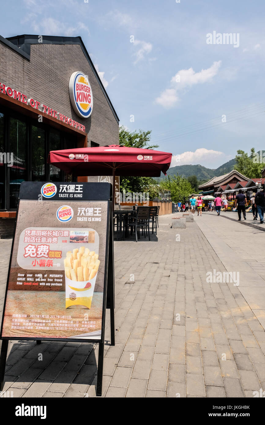 Un Burger King e un ristorante fast food alla base della Grande Muraglia della Cina al Mu Tian Yu Foto Stock