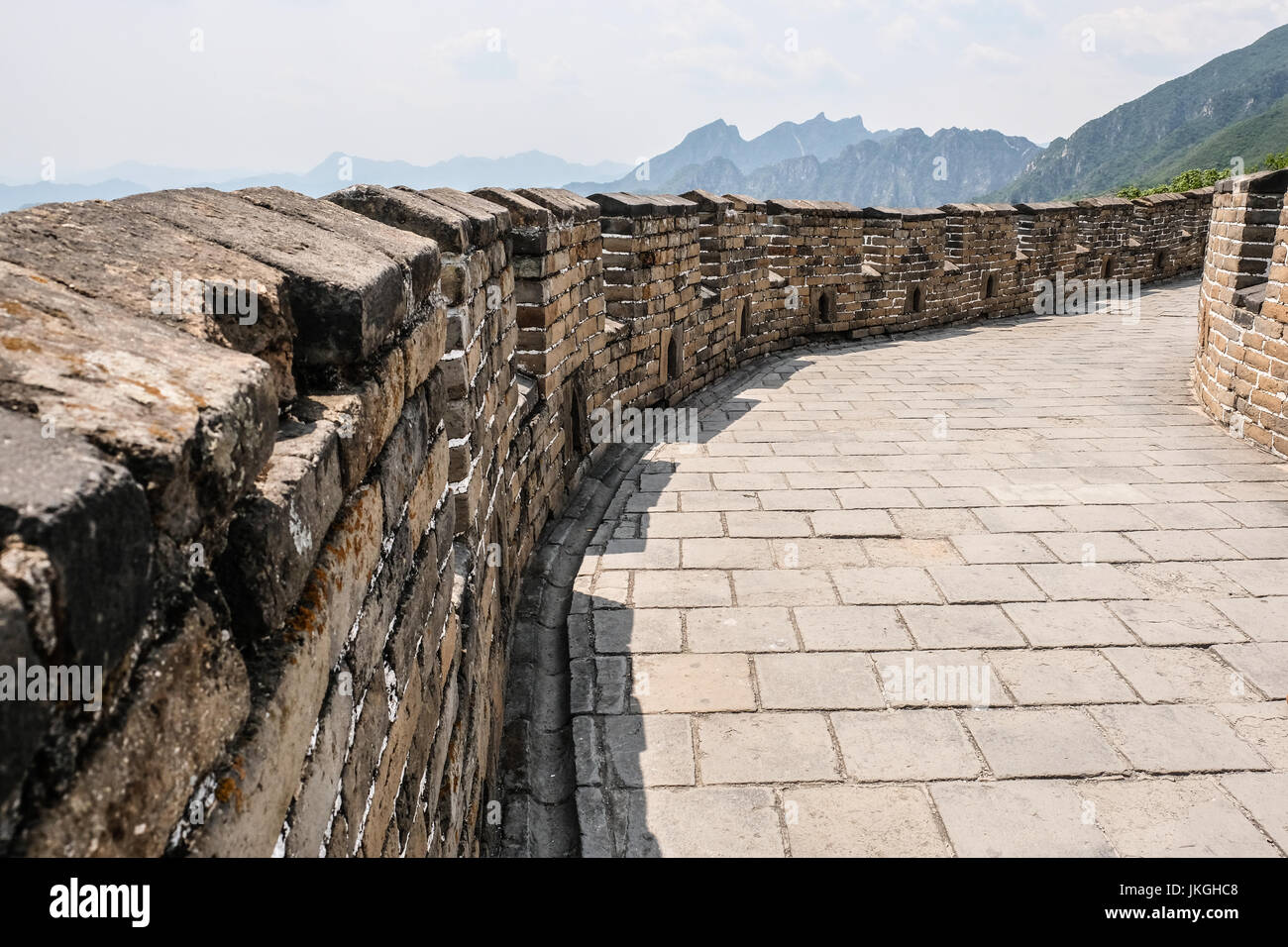 Un basso angolo di vista di avvolgimento ed una sezione vuota del grande muro della Cina Foto Stock