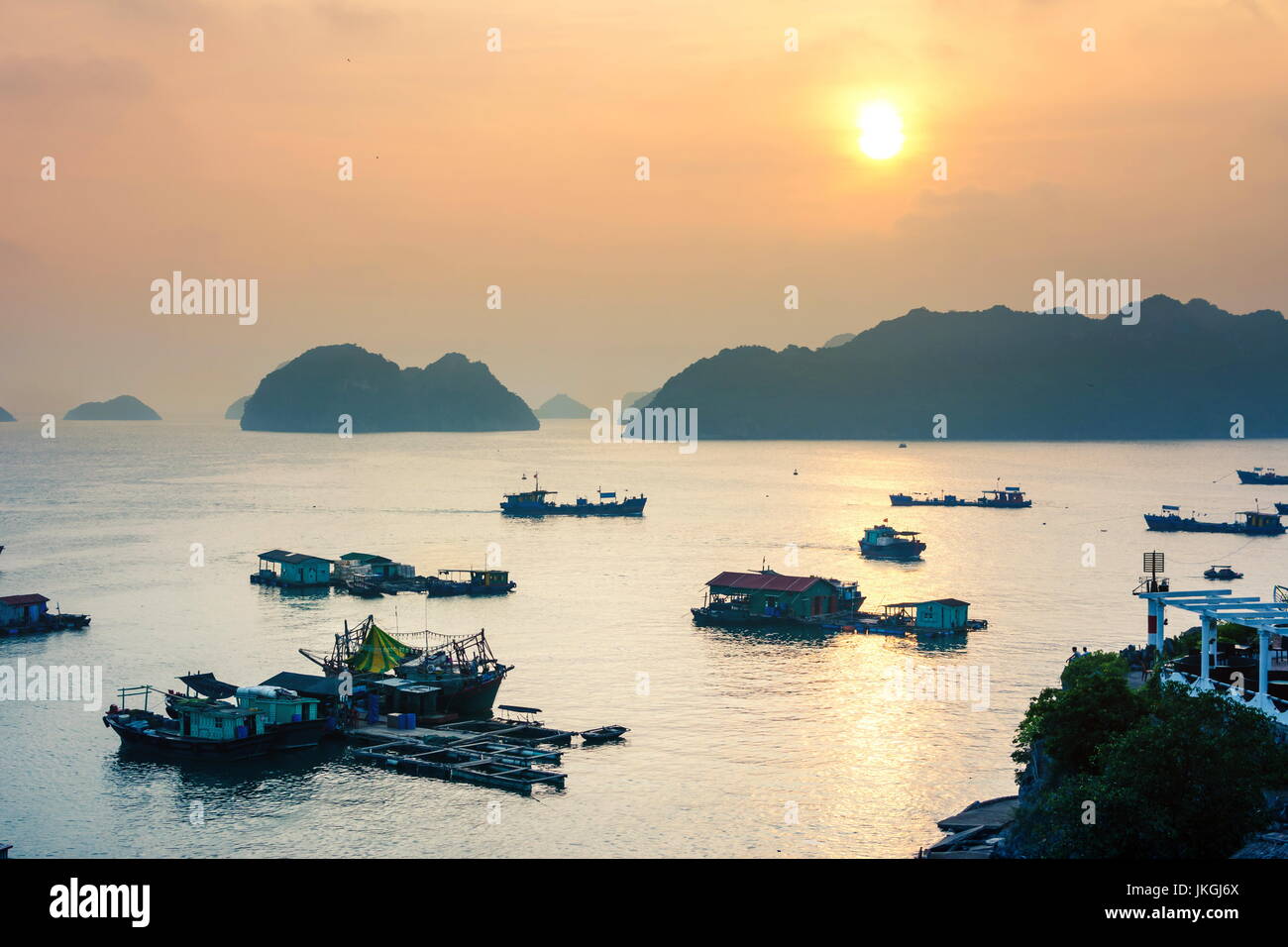 Tramonto su barche e ristoranti fluttuanti di Cat ba island in Vietnam Foto Stock