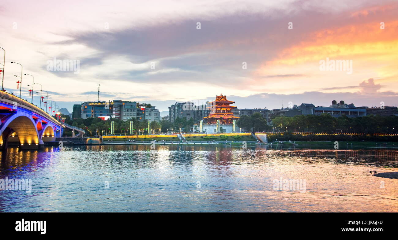 Tramonto sul fiume Li con la città e il ponte Xiaoyao vista torre Foto Stock