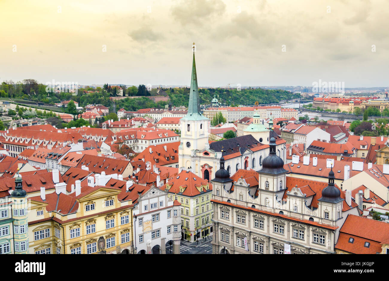 Paesaggio urbano di Praga con la caratteristica architettura Chech, dal di sopra Foto Stock