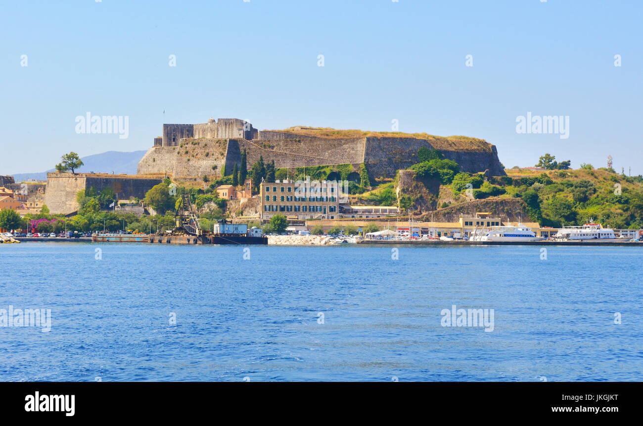 Fortezza di Corfu in Grecia con mare calmo e cielo chiaro Foto Stock