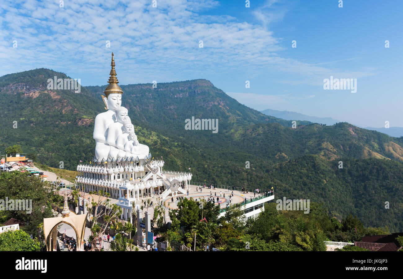 Phetchabun, Tailandia - 12 dicembre : il turista di visitare un bellissimo tempio è il nome Wat phasornkaew . Situato nella provincia di Phetchabun nord della Tailandia Foto Stock