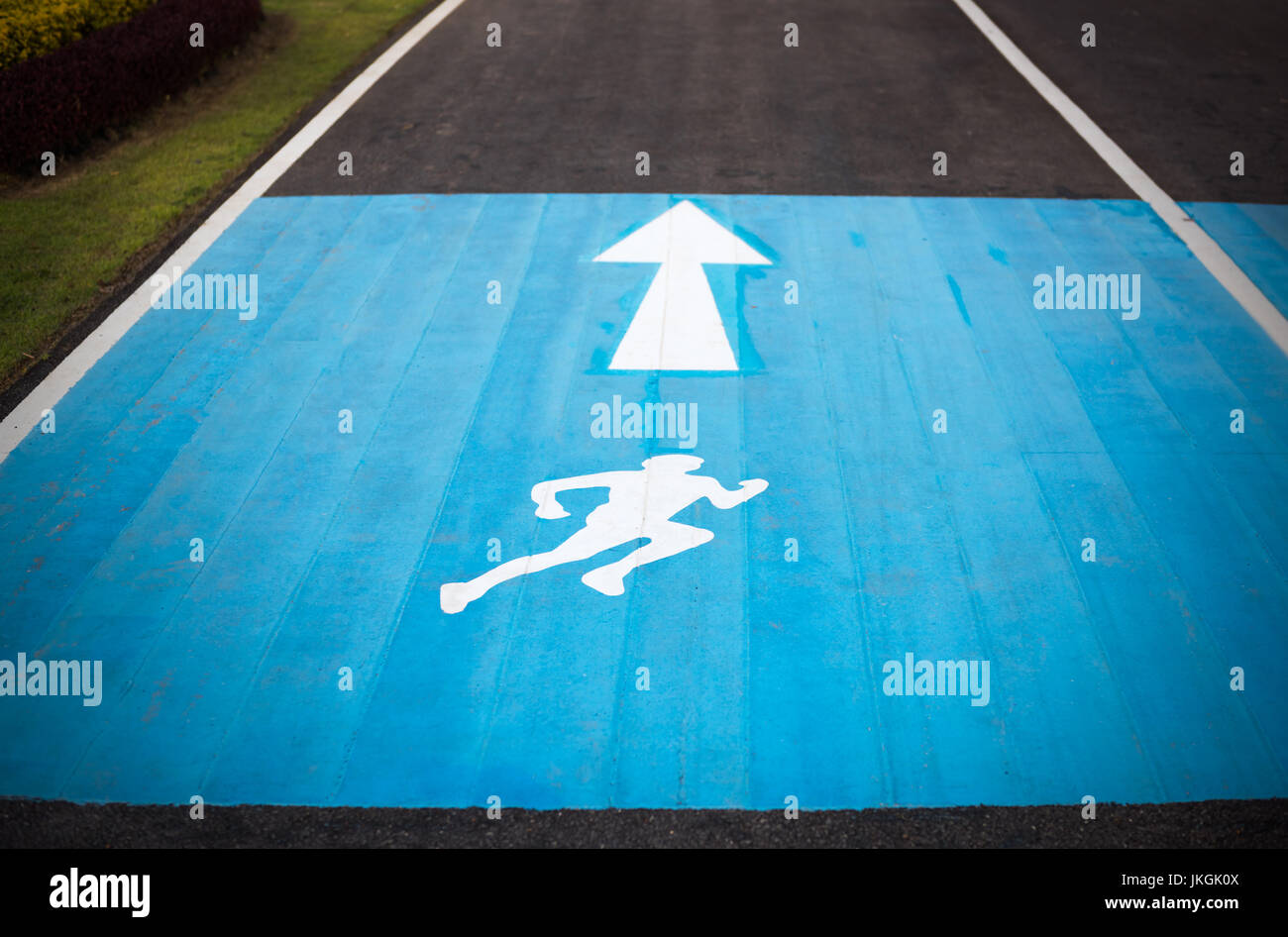 Runner simbolo segno su strada in posizione di parcheggio Foto Stock