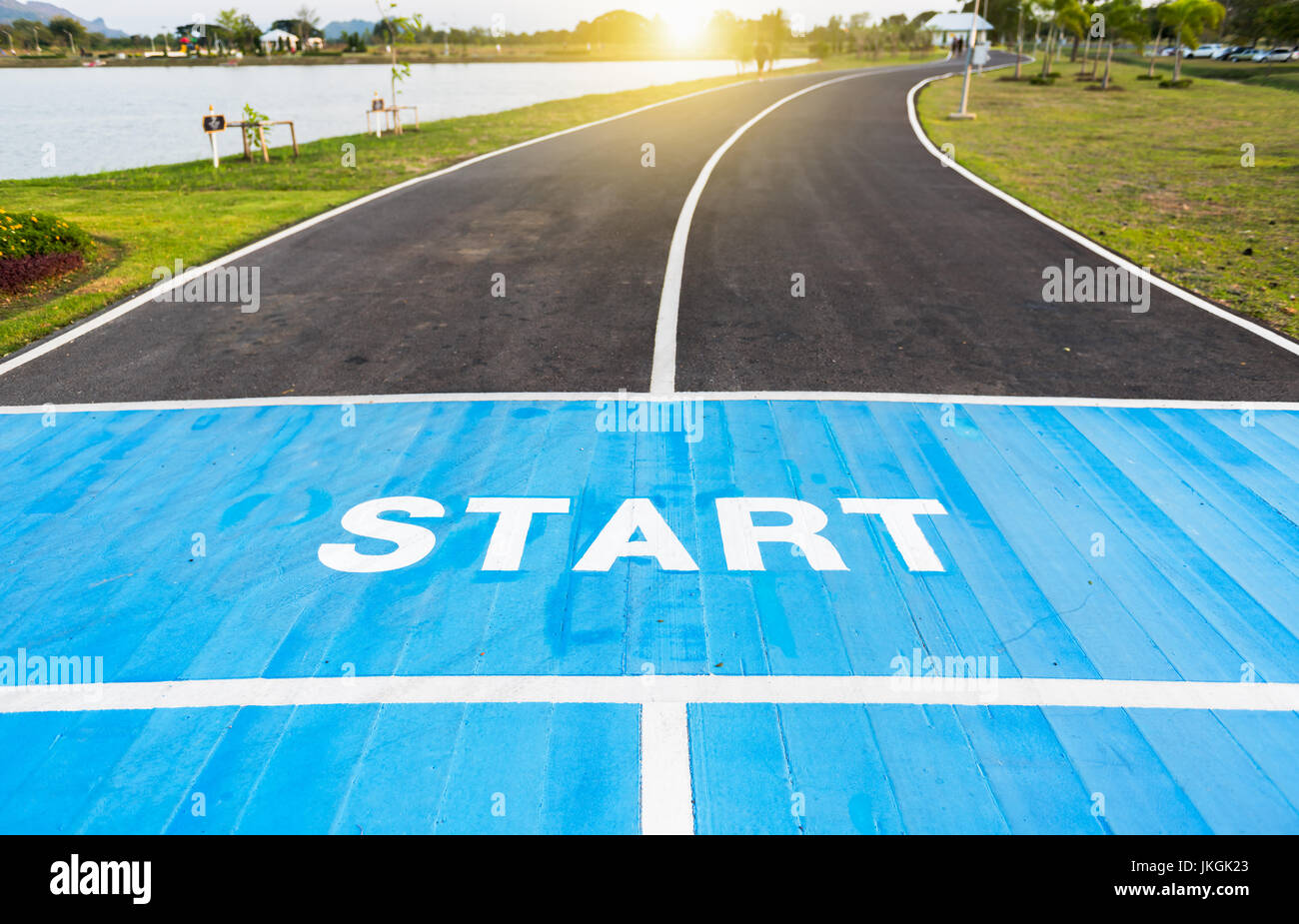Gara di corsa via il punto di inizio., concetto di strada per il successo futuro Foto Stock