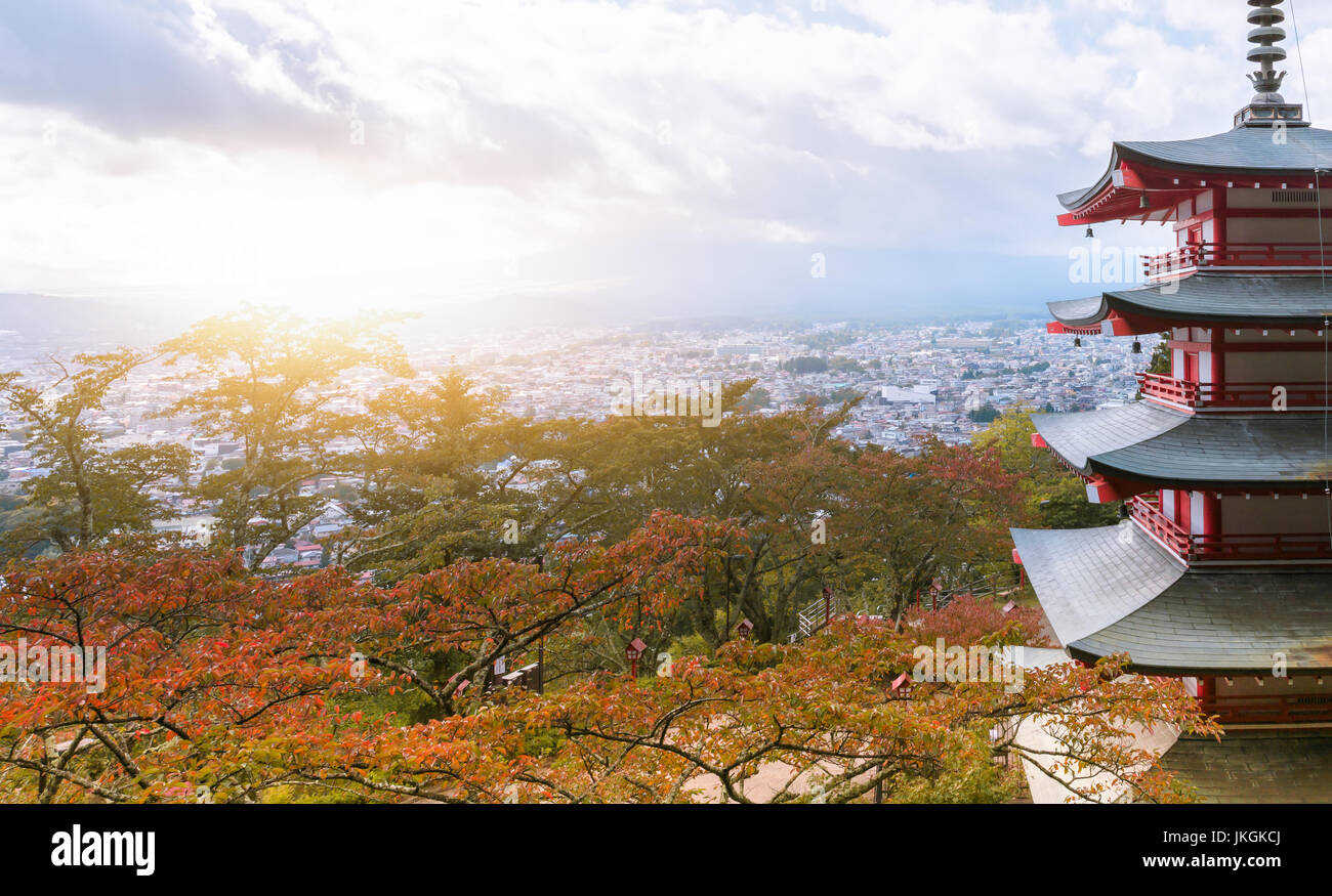 Monte Fuji con Chureito pagoda con la luce del sole di mattina in foglie di autunno Foto Stock