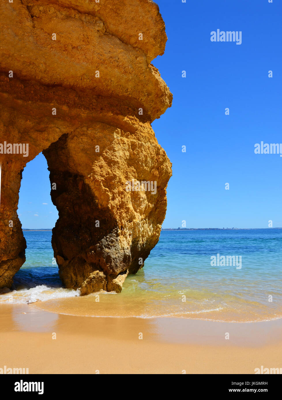 Famoso gap tra rocce di Camilo (spiaggia Praia do Camilo) a Algarve, Portogallo con mare turchese in background Foto Stock