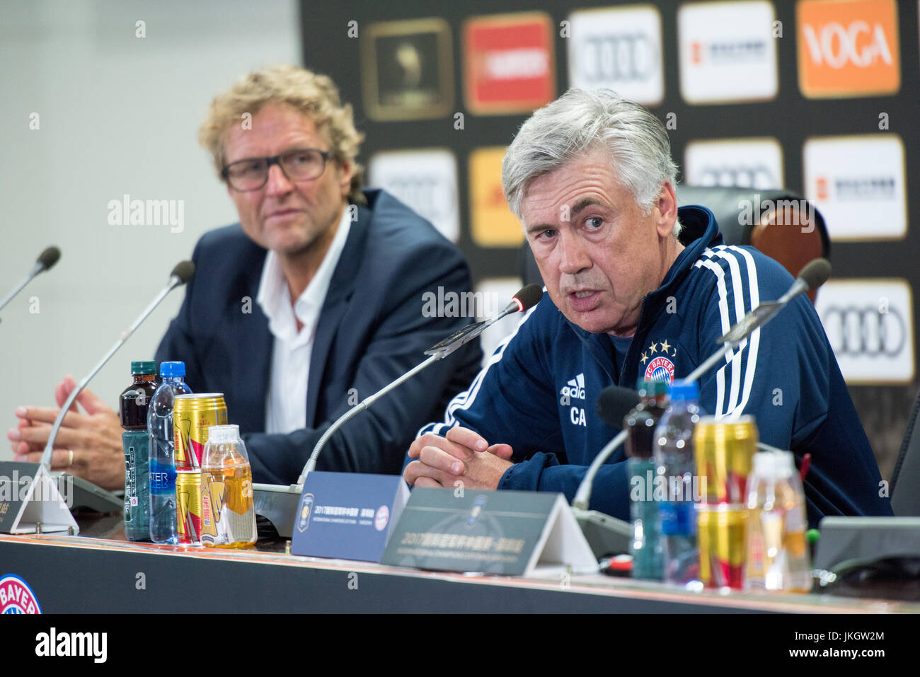 SHENZHEN, Cina - 22 Luglio: FC Bayern Monaco coach Carlo Ancelotti parla al post partita premere conference- Bayern Munich vs AC Milan International C Foto Stock