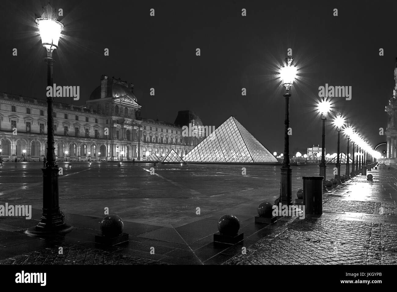 Vista del museo del Louvre e la Piramide, Parigi, Francia Foto Stock