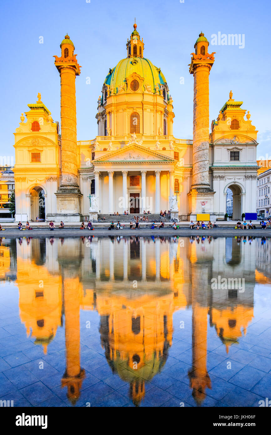 Vienna, Austria. San Carlo, la Chiesa (Karlskirche) al tramonto. Foto Stock