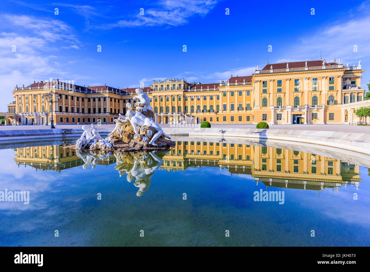 Vienna, Austria - 28 June, 2016: Palazzo di Schonbrunn. L'ex imperial residenza estiva è un sito Patrimonio Mondiale dell'UNESCO. Foto Stock