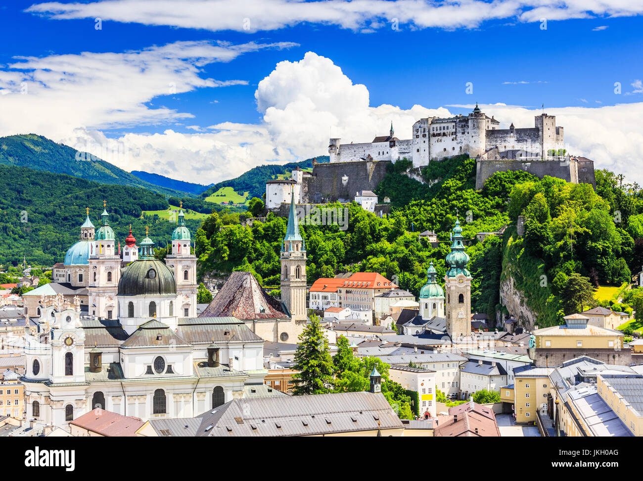 Salisburgo, Austria. Città vecchia con il Festung fortezza Hohensalzburg e Salzburger Dom. Foto Stock