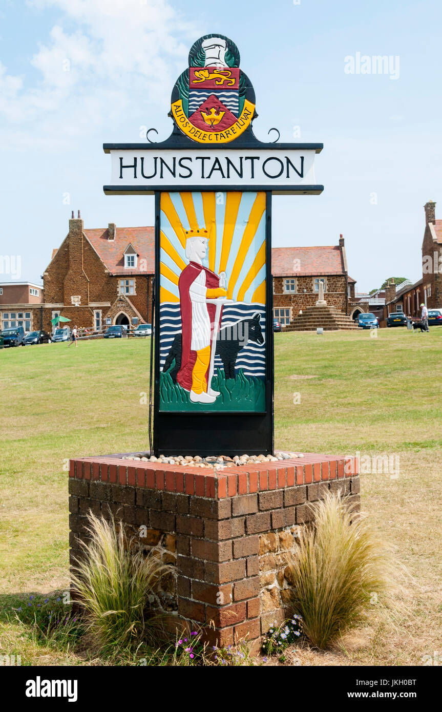 La città segno per Hunstanton in Norfolk caratteristiche St Edmund che sbarcò a piedi della città di scogliere. Egli è accompagnato dal suo lupo. Foto Stock