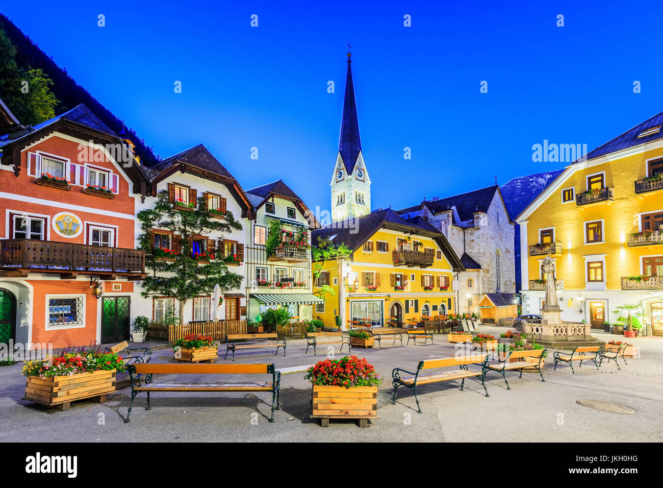 Hallstatt, Austria. Villaggio di montagna nelle Alpi austriache al crepuscolo. Foto Stock