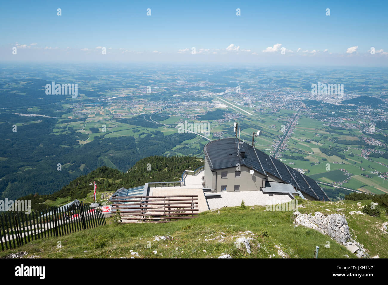 Untersbergbahn stazione di montagna con vista sulla Valle della Salzach verso Salisburgo, Grödig, Salzburg-Umgebung, Austria Foto Stock