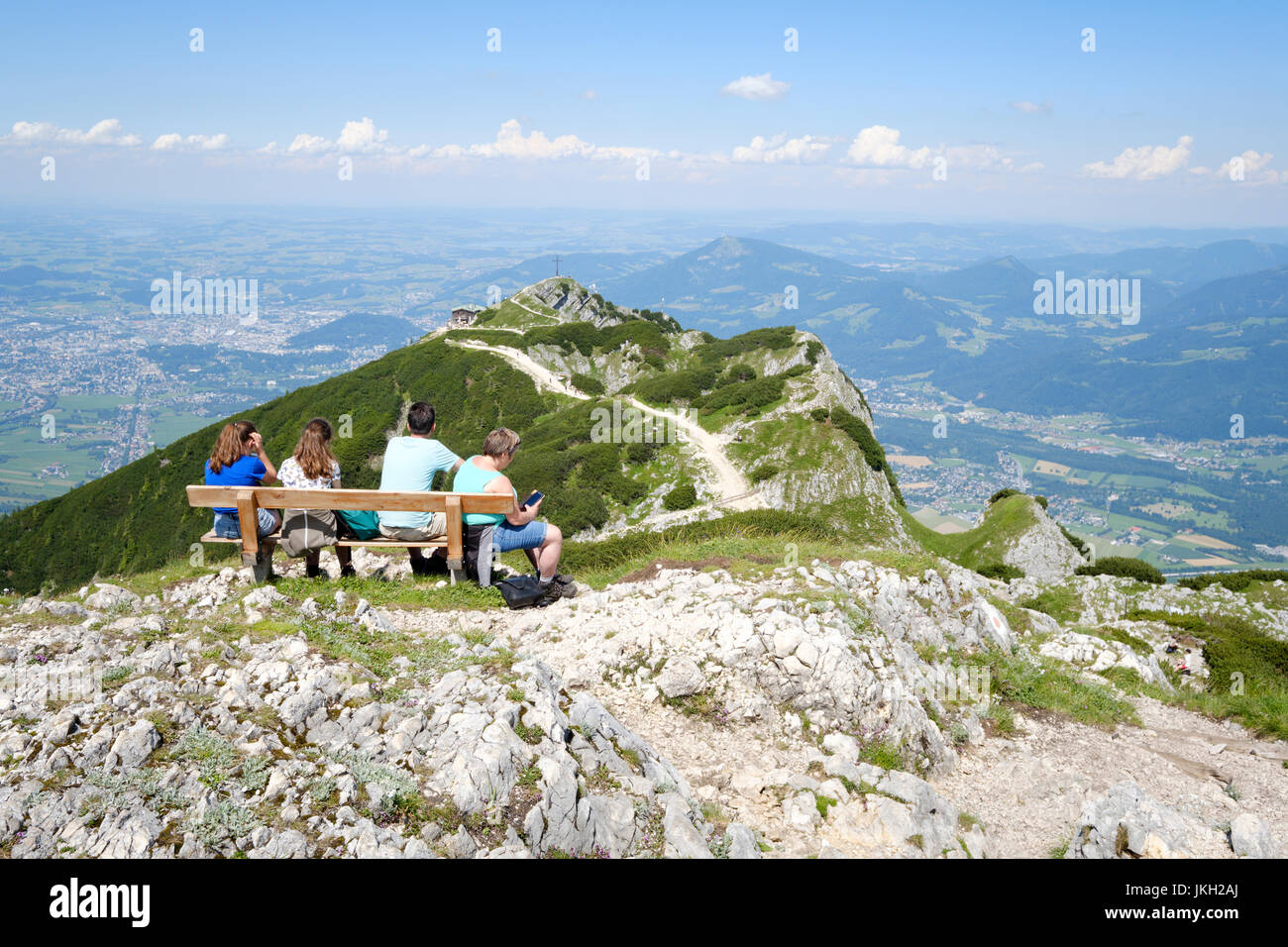 Vista dal Salzburger Hochthron Geiereck al picco di montagna, la Hochalm Ristorante e la Valle della Salzach, Grödig, Salzburg-Umgebung, Austria Foto Stock