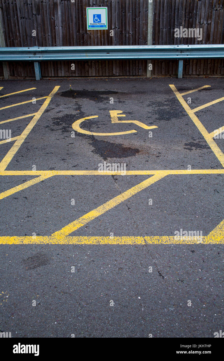 Un vuoto disablled spazio parcheggio per auto in un parcheggio pubblico Foto Stock