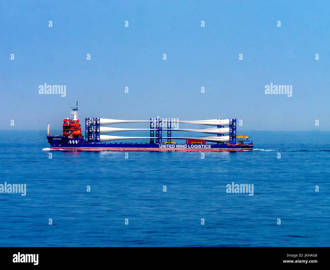 Pale di una turbina eolica di essere trasportati via mare Foto Stock