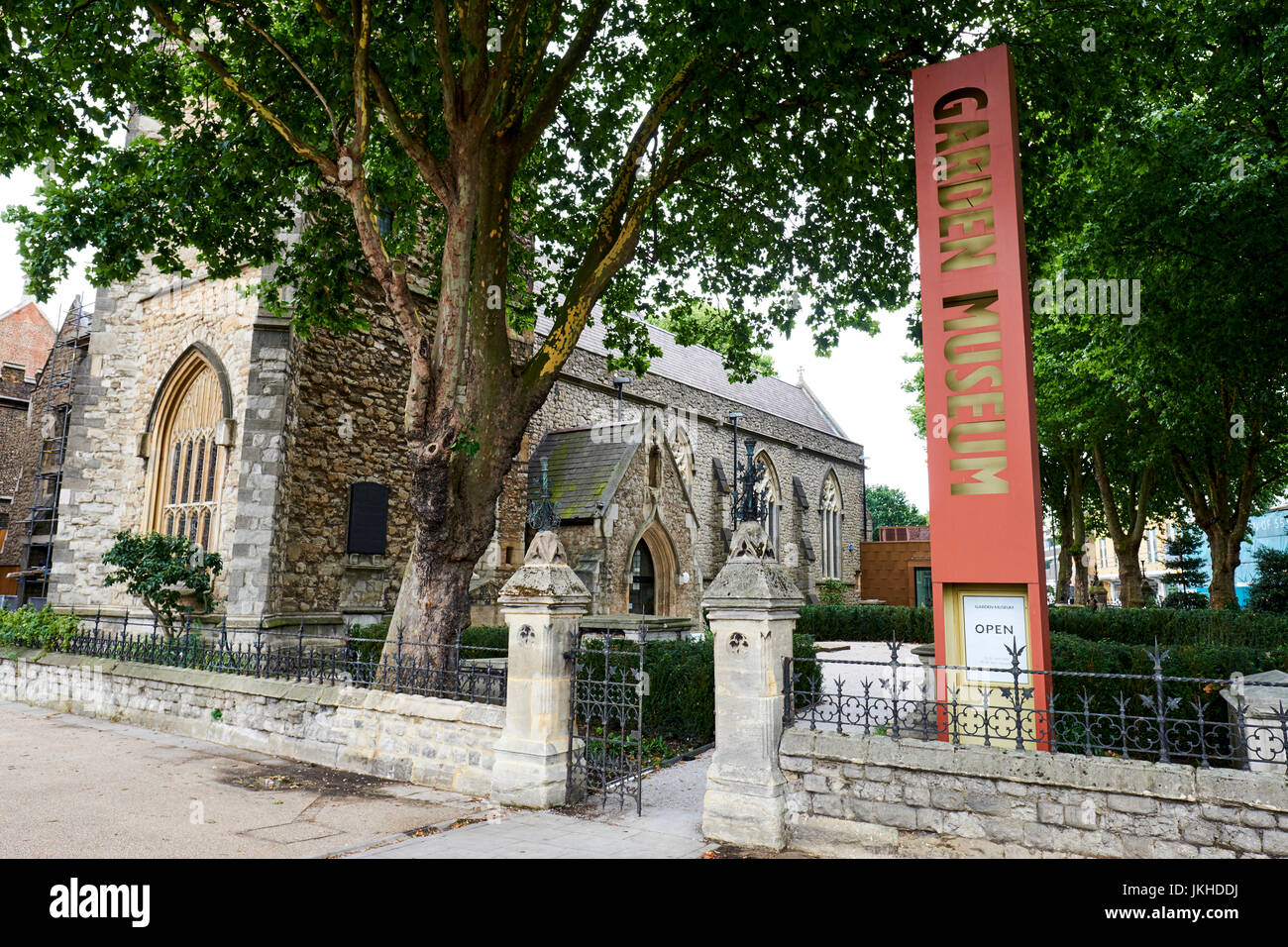 Il Museo del giardino fondata da Rosemary Nicholson nel 1977 nella chiesa abbandonata di St Marys, Lambeth Palace Road, London, Regno Unito Foto Stock