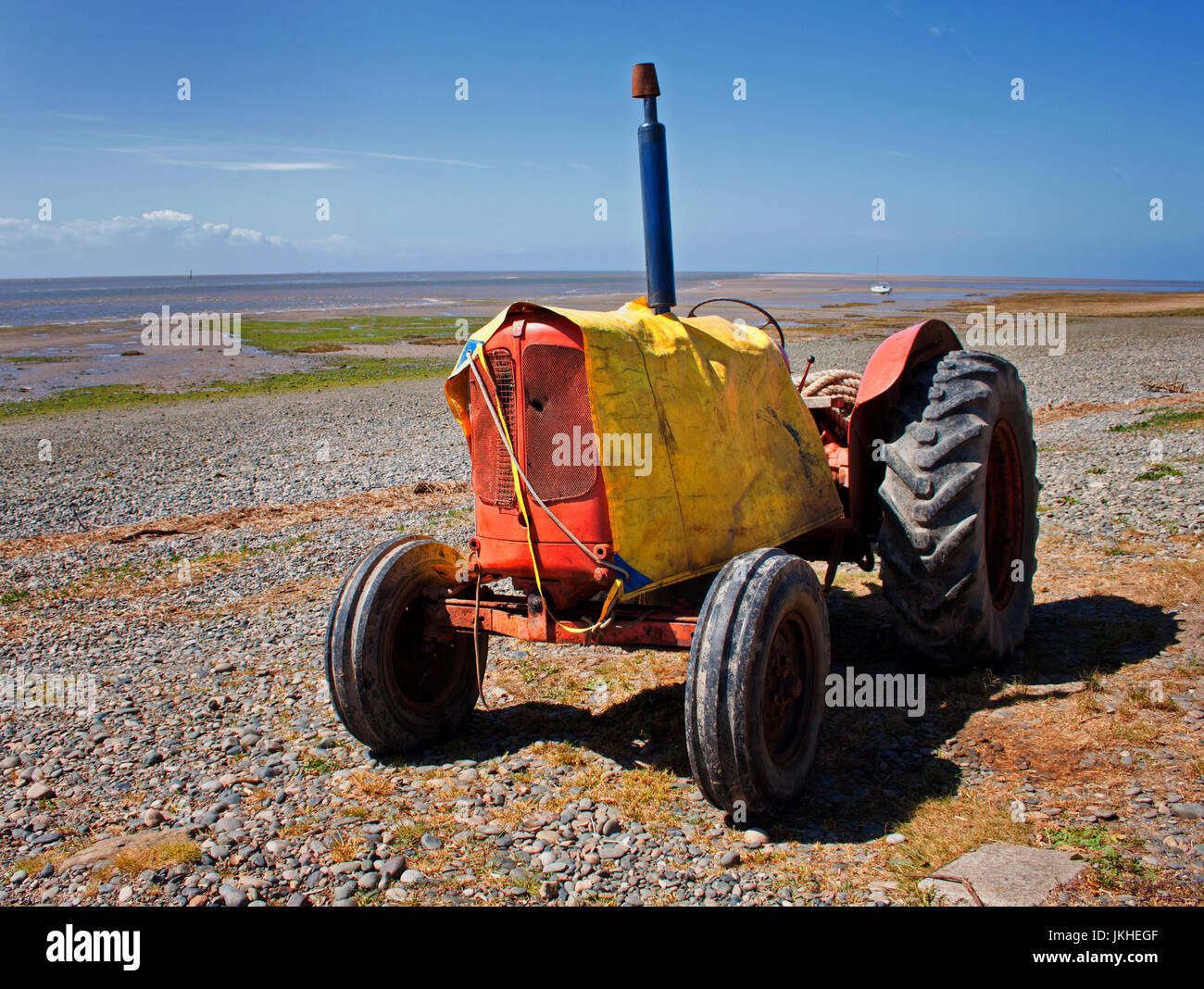 Un trattore coperto sulla spiaggia di Lytham Foto Stock