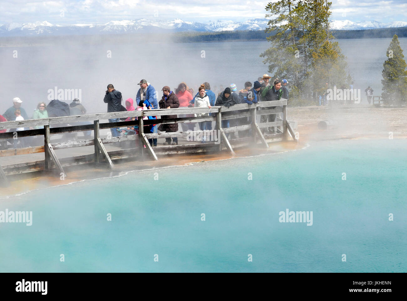 Visitatori presso il West Thumb Geyser Basin, nero, piscina Lago Yellowstone, il Parco Nazionale di Yellowstone Foto Stock