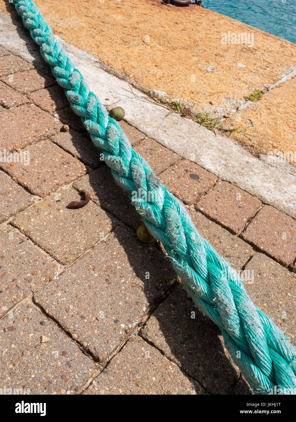 Weathered Dockline su un mattone Dock Foto Stock
