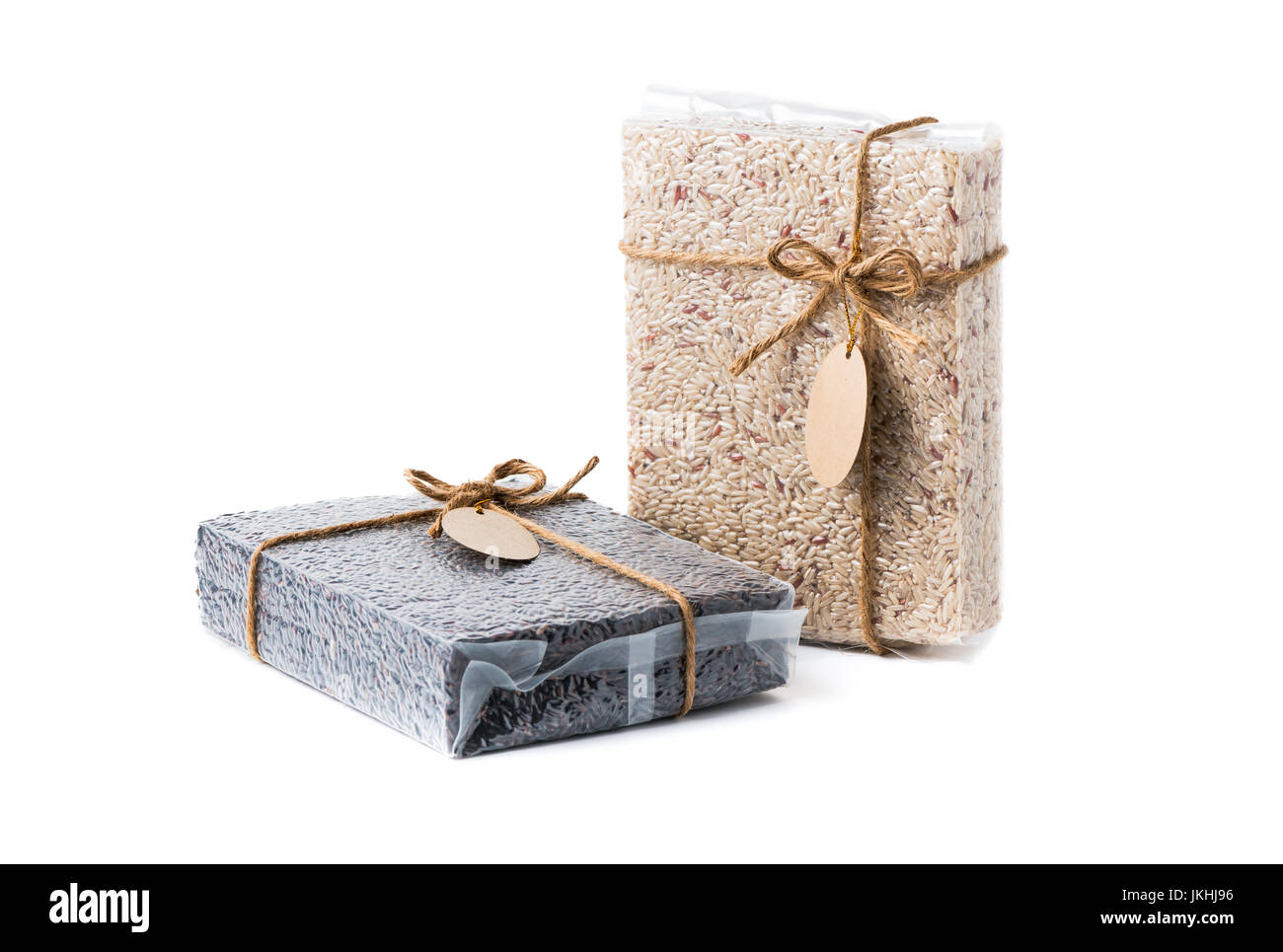 Riceberry e marrone di riso al gelsomino in sacchetto di plastica isolati su sfondo bianco, concetto cibo sano Foto Stock