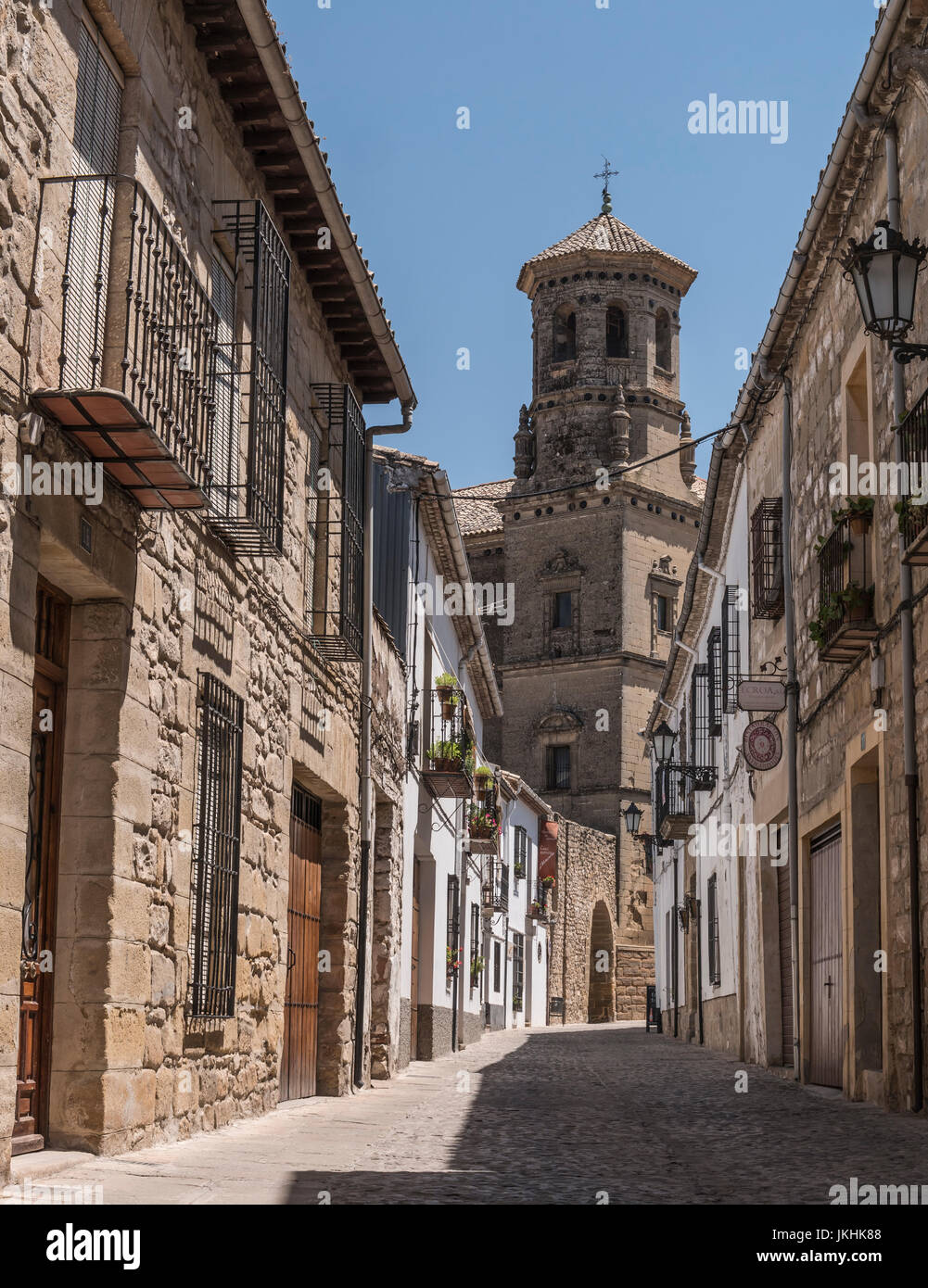 Tipica strada vicino alla cattedrale, Baeza, Andalusia, Spagna Foto Stock