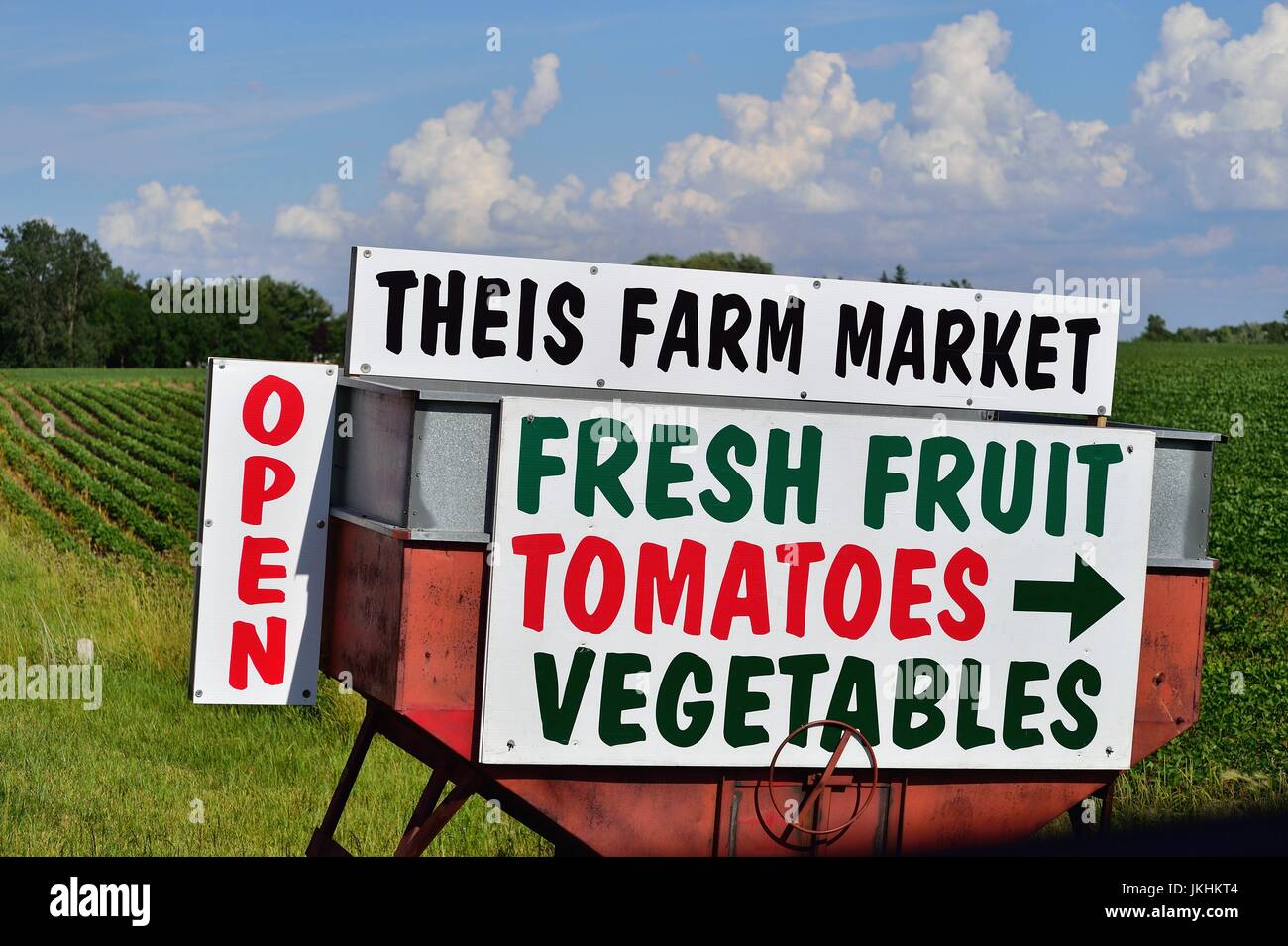 Aperto per il business! Come le colture crescere in background, un segno dirigere gli individui di una fattoria di famiglia nel mercato Maple Park, Illinois, Stati Uniti d'America. Foto Stock