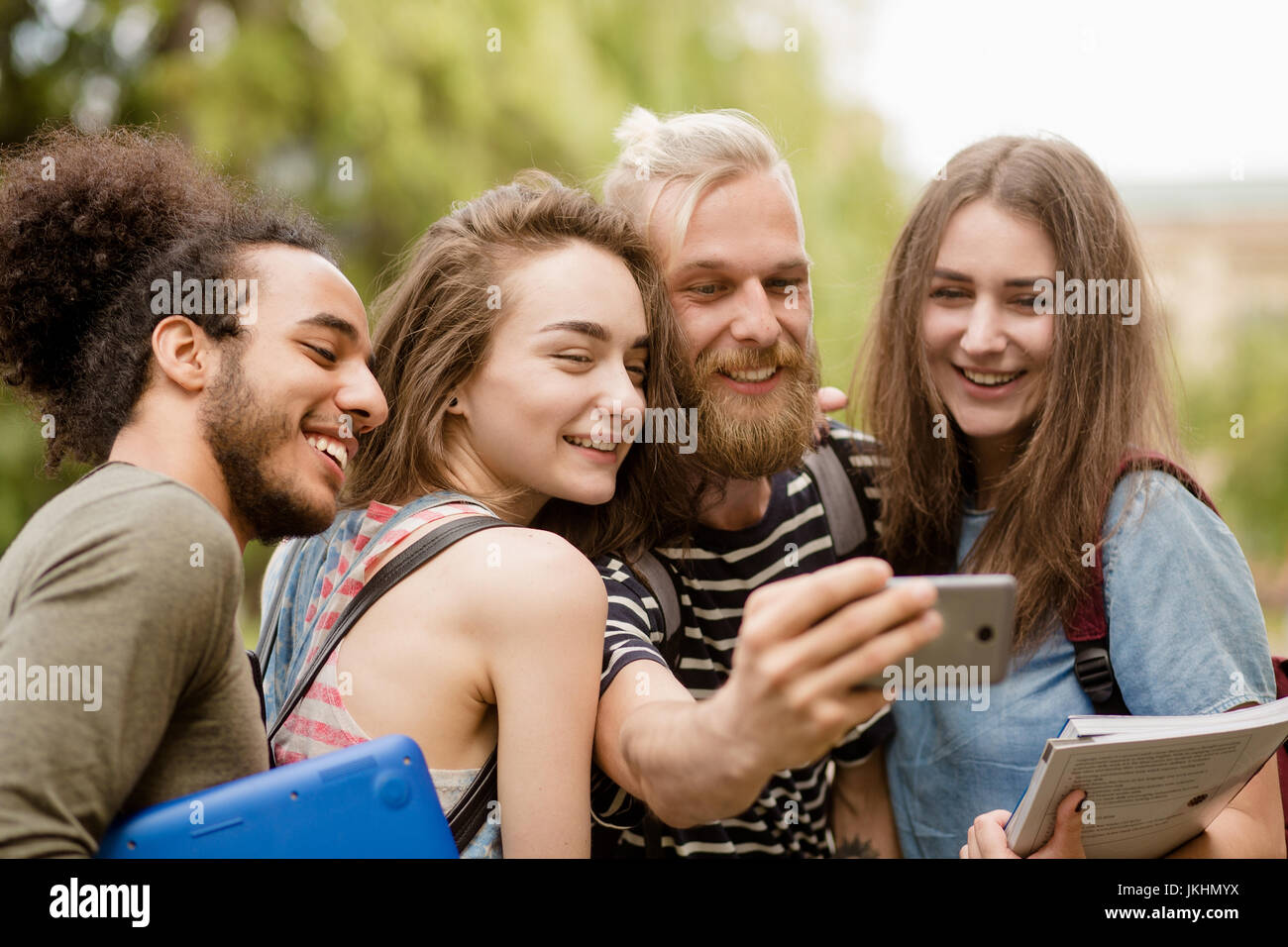 College amici sorridere per selfie. Foto Stock