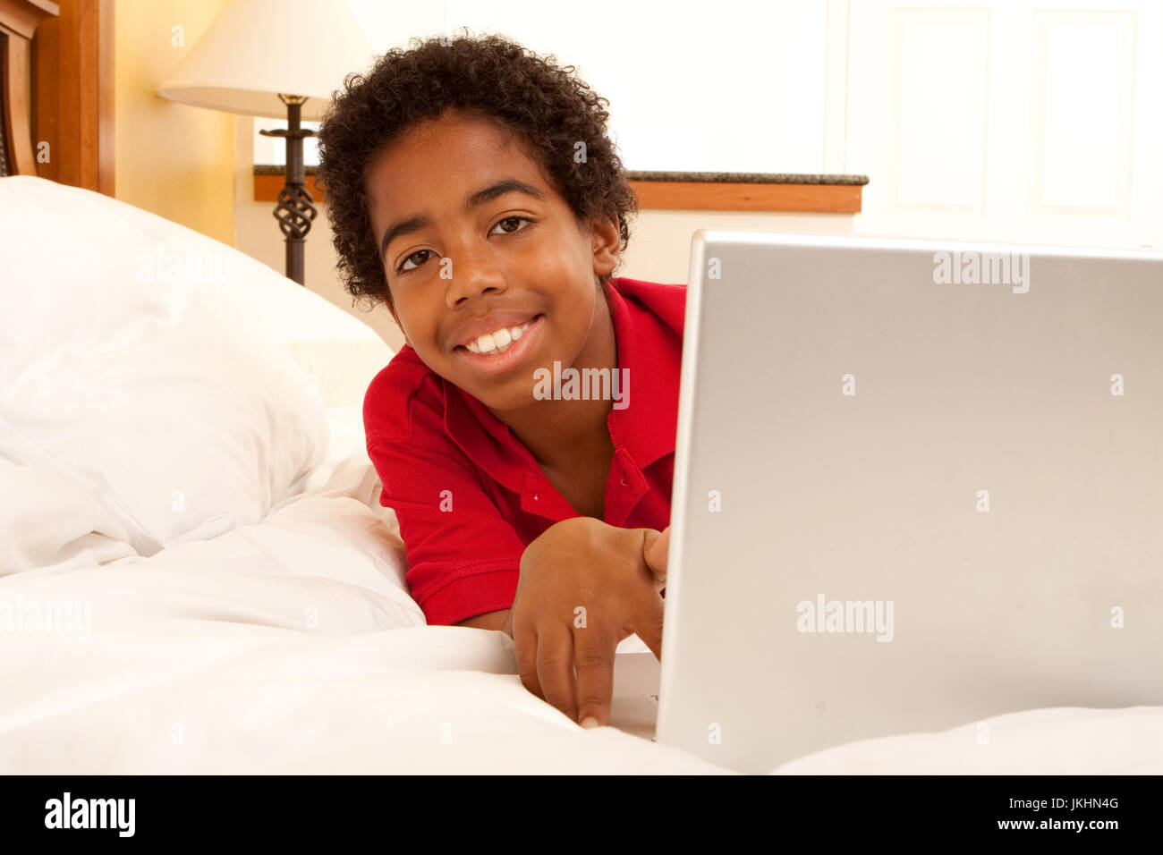 African American giovane ragazzo sul computer. Foto Stock