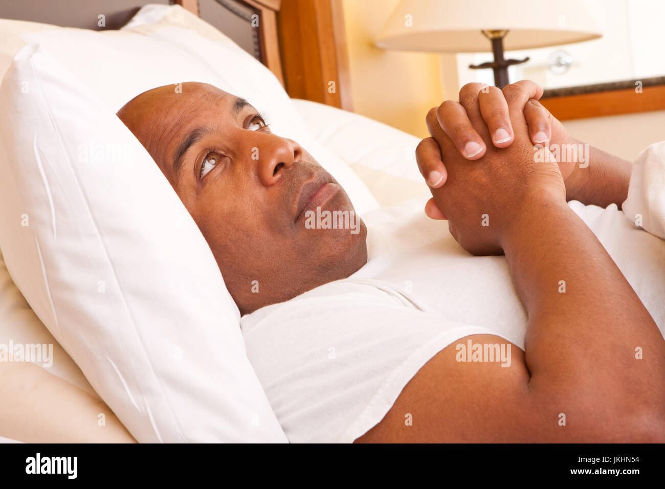 African American man aventi problemi a dormire. Foto Stock