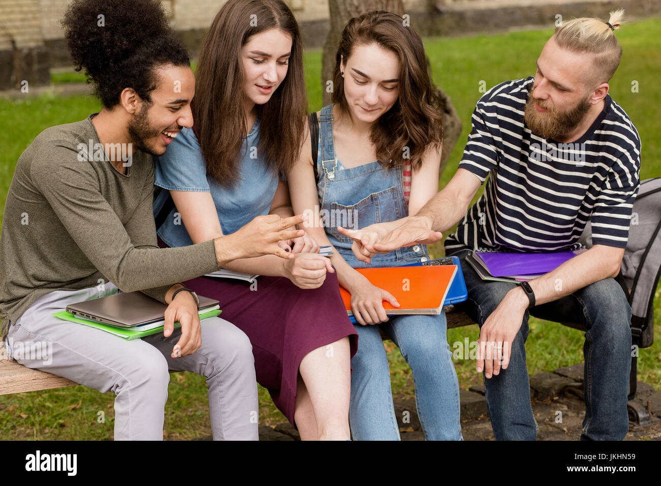 I giovani studenti a giocare gioco rock carta forbici. Foto Stock