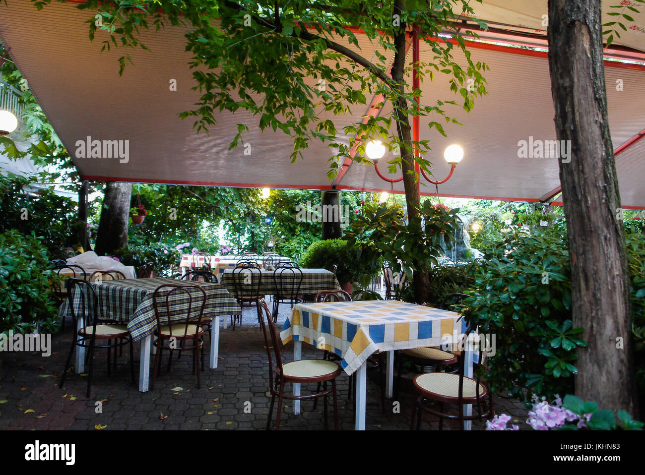 Taverna tradizionale al crepuscolo in Kastraki, Meteoras, Grecia Foto Stock