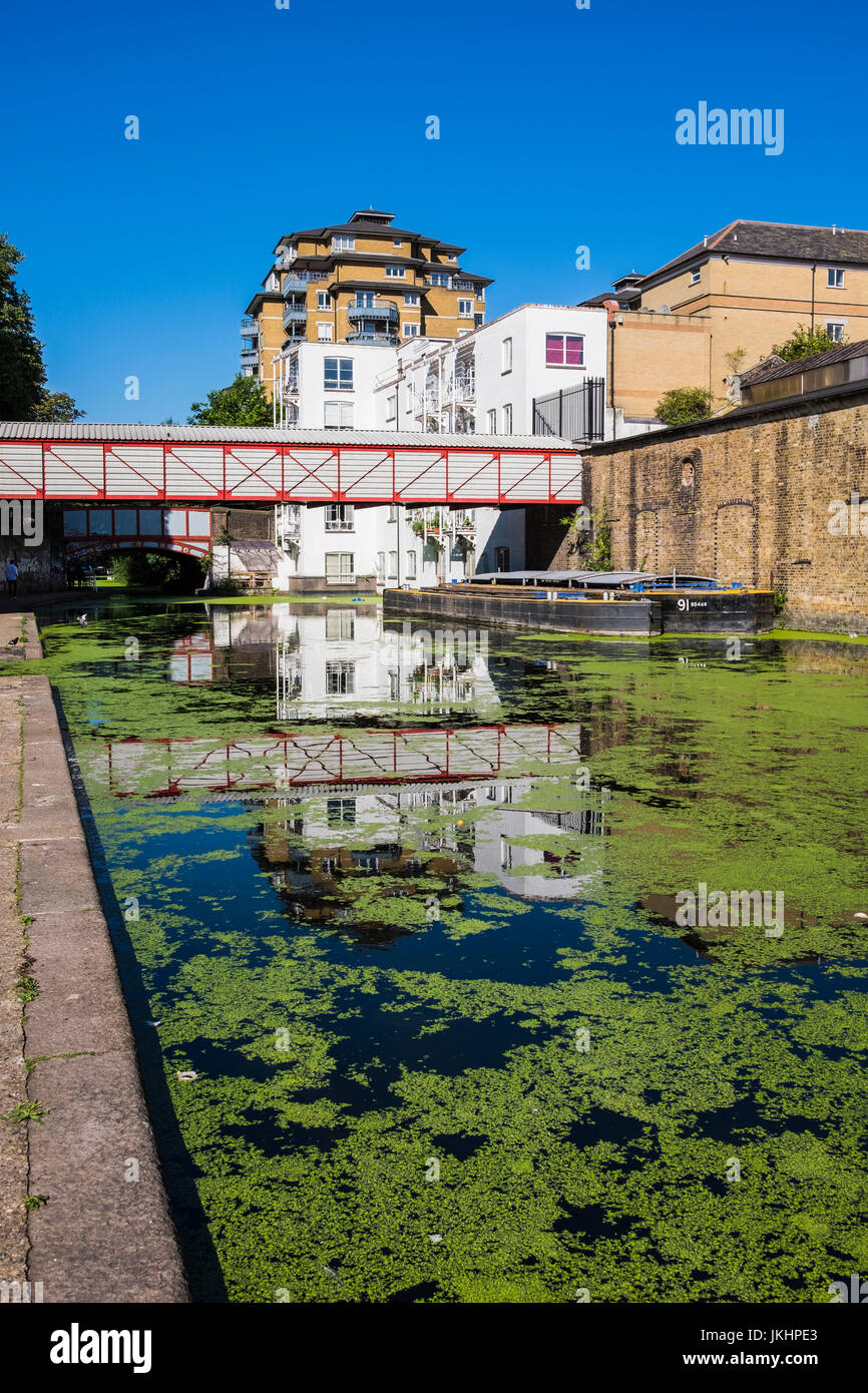 Grand Union Canal passando attraverso il nord Paddington & Maida Vale nel West London, England, Regno Unito Foto Stock