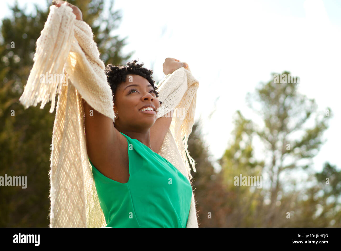 Donna con le braccia aperte in natura e aria fresca. Foto Stock