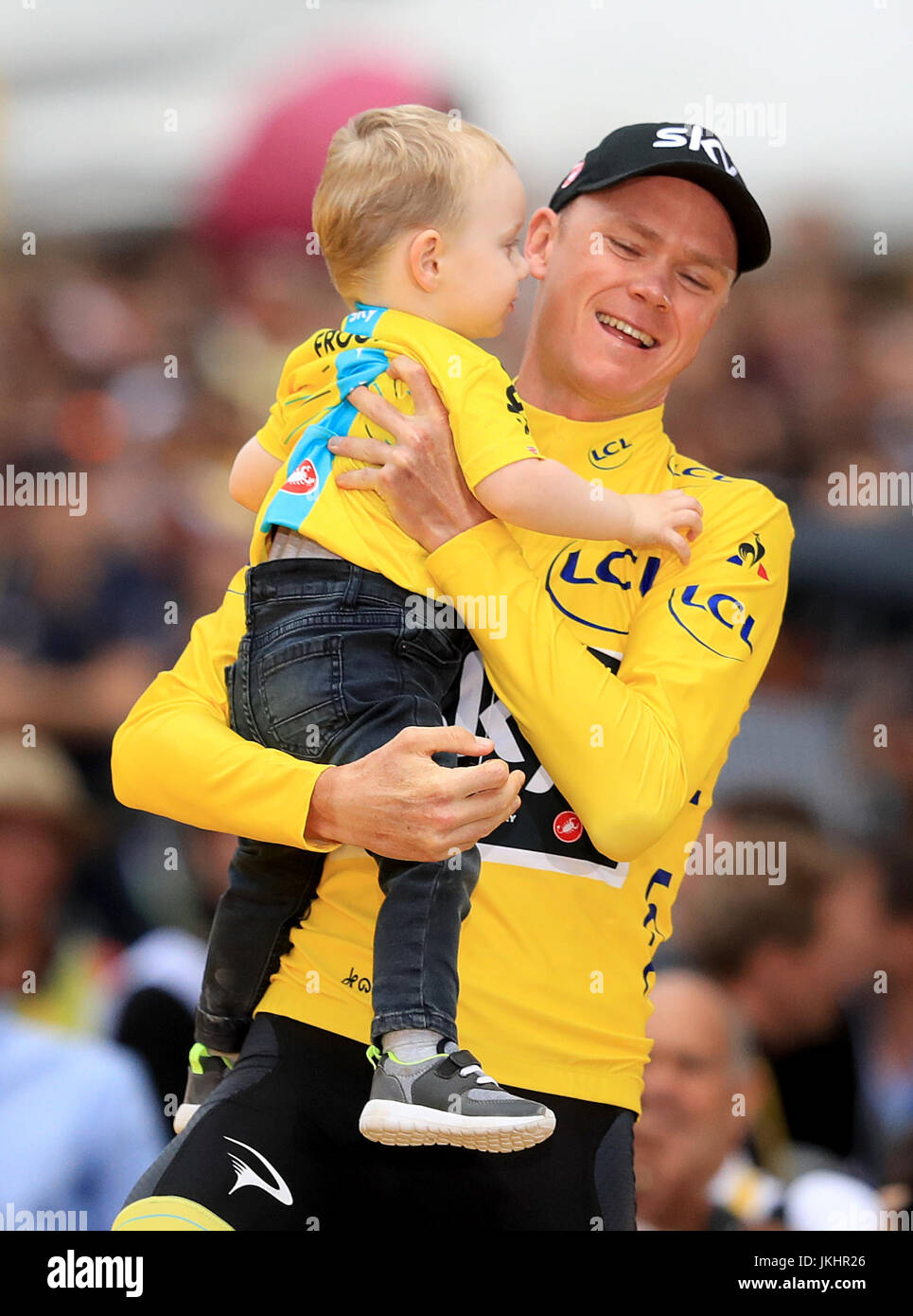 Team Sky's Chris Froome celebra con suo figlio Kellan dopo la fase 21 del Tour de France a Parigi, Francia. Foto Stock