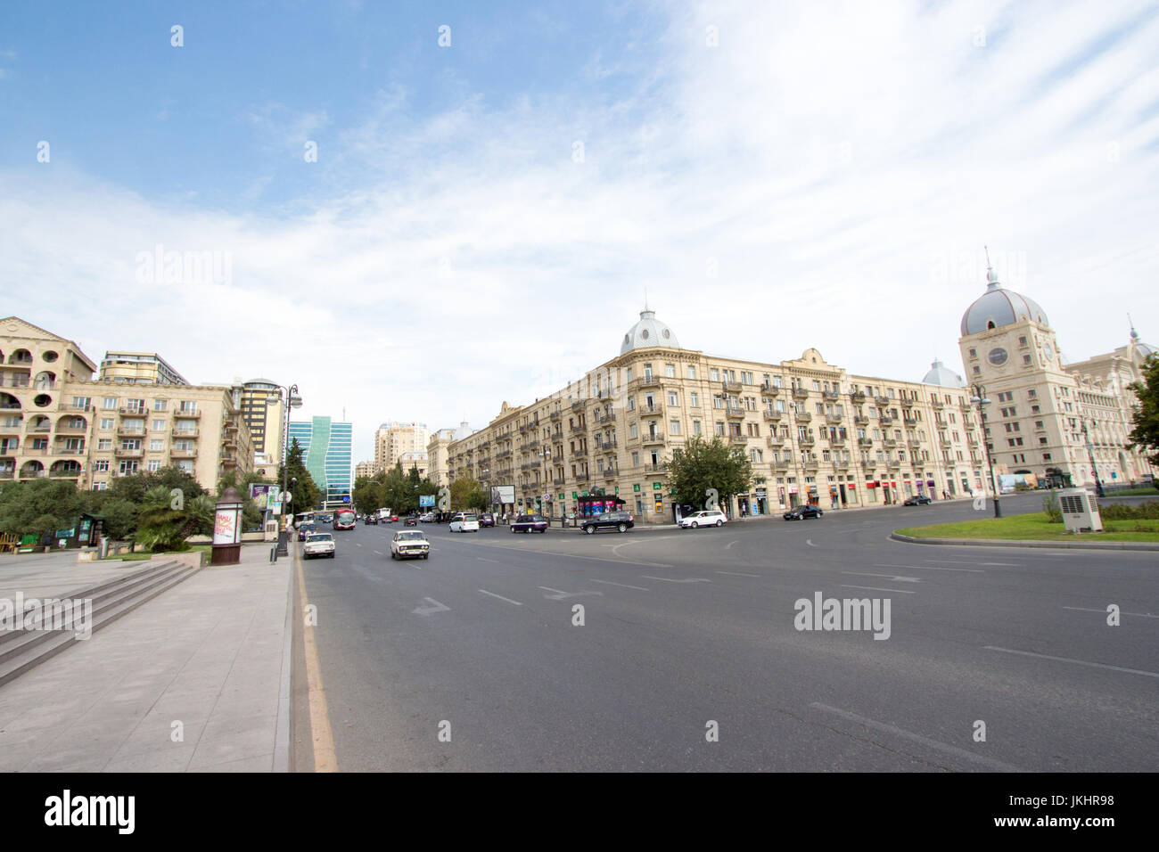 Girare per la città di Baku capitale dell'Azerbaigian paese e mostrano qualche edificio e torre di fiamma e il Mar Caspio. Foto Stock