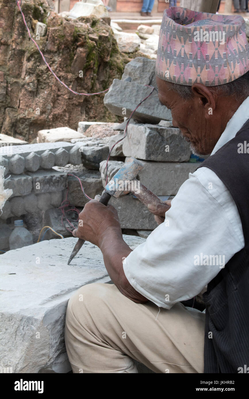 Un anziano scalpellino che è venuto fuori di pensionamento per lavorare sulla ricostruzione post-terremoto Bhaktapur Kathmandu in Nepal Foto Stock